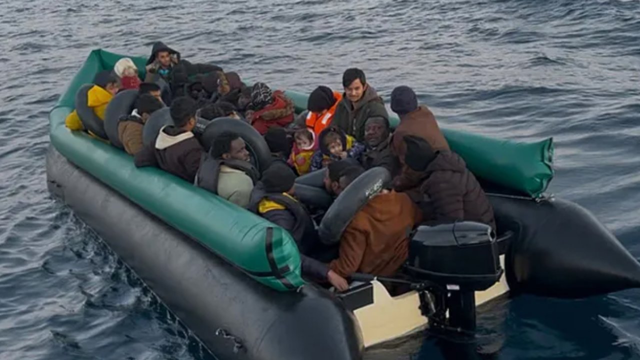 İzmir açıklarında düzensiz göçmen operasyonu: 43 kişi yakalandı